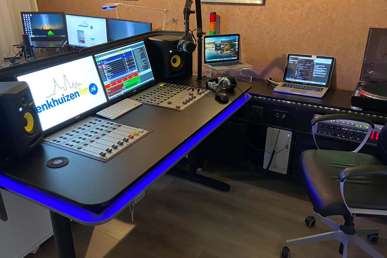 De studio's van Enkhuizen FM bevinden zich op verschillende locatie's